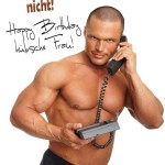 sexy Muskel-Mann mit Festnetztelefon in der Hand