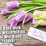 Schöne Geburtstagskarte mit lilafarbenen Tulpen, kleinen Geschenk und Zettel