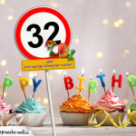 32. Geburtstag Geburtstagswünsche mit Schild und Alter auf Karte