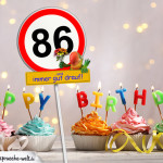 86. Geburtstag Geburtstagswünsche mit Schild und Alter auf Karte