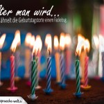 Lustiger Geburtstagsspruch über das Alterwerden mit vielen Kerzen auf Kuchen