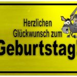 Gelbes Schild mit Esel und Ritter zum Geburtstag