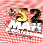 Geburtstagsgruß mit Sektgläsern und Geschenk zum 52. Geburtstag (3D)