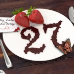 Geburtstagskarte mit Erdbeeren und Schokolade zum 27. Geburtstag