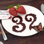Geburtstagskarte mit Erdbeeren und Schokolade zum 32. Geburtstag