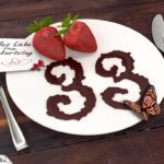 Geburtstagskarte mit Erdbeeren und Schokolade zum 33. Geburtstag