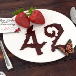 Geburtstagskarte mit Erdbeeren und Schokolade zum 42. Geburtstag