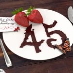 Geburtstagskarte mit Erdbeeren und Schokolade zum 45. Geburtstag