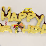 Happy Birthday in 3D-Keksschrift mit Figuren